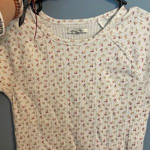 american eagle top with flowers. Size small but fits tighter